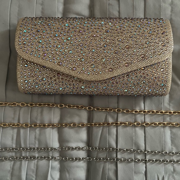 Beautiful Beaded Clutch with Gold and an additional Silver Chain. - Picture 8 of 12